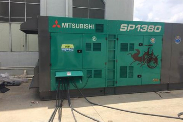 海港为什么有些柴油发电机组的输出电压可以调节？