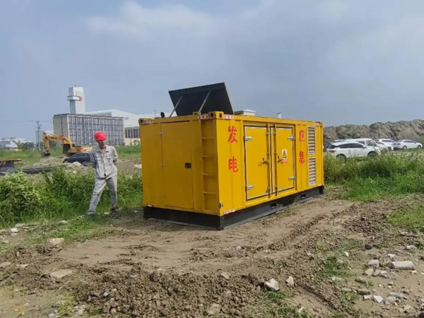 海港200KW柴油发电机机组每小时的油耗量受哪些因素影响？